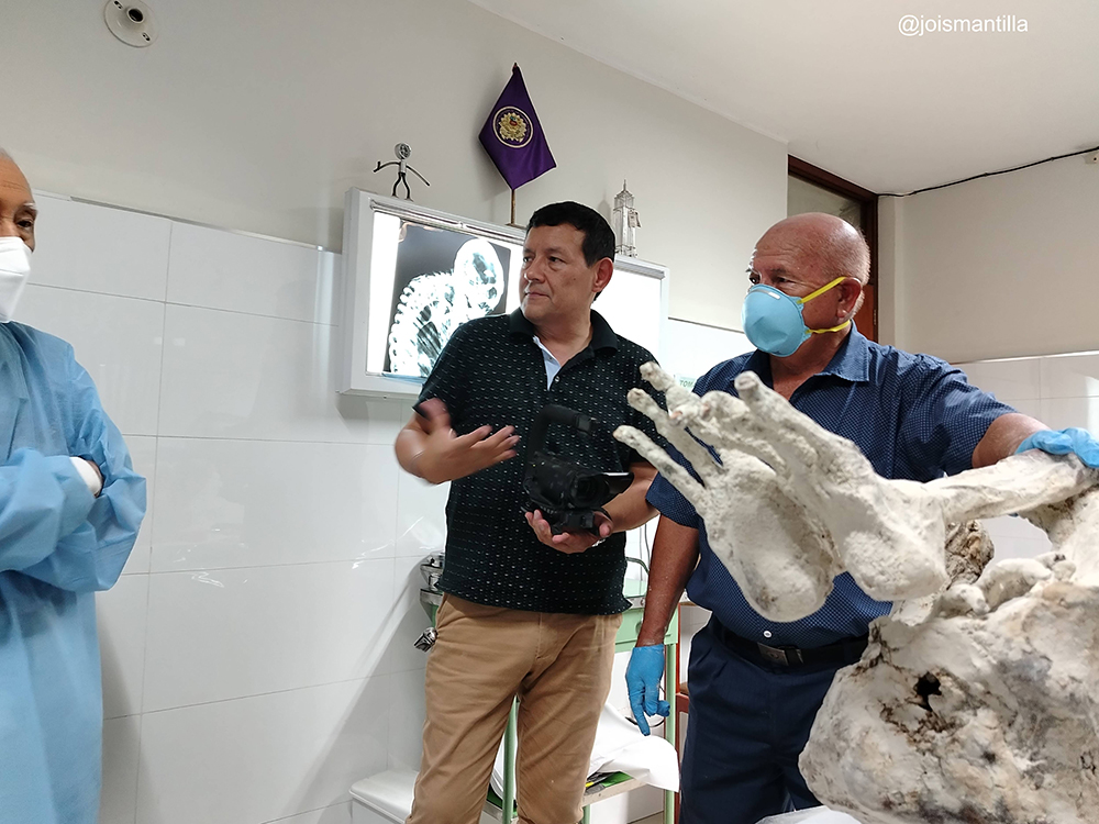 Montserrat Joiswith Dr Zunigadiscussing