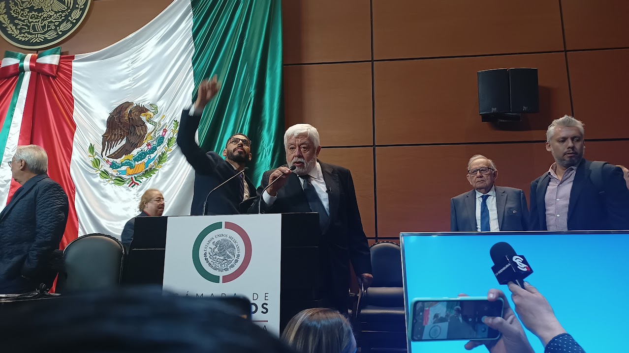 Jaime Maussan on Stage