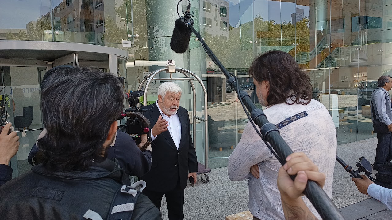 Jaime Maussan Talking to Press 2